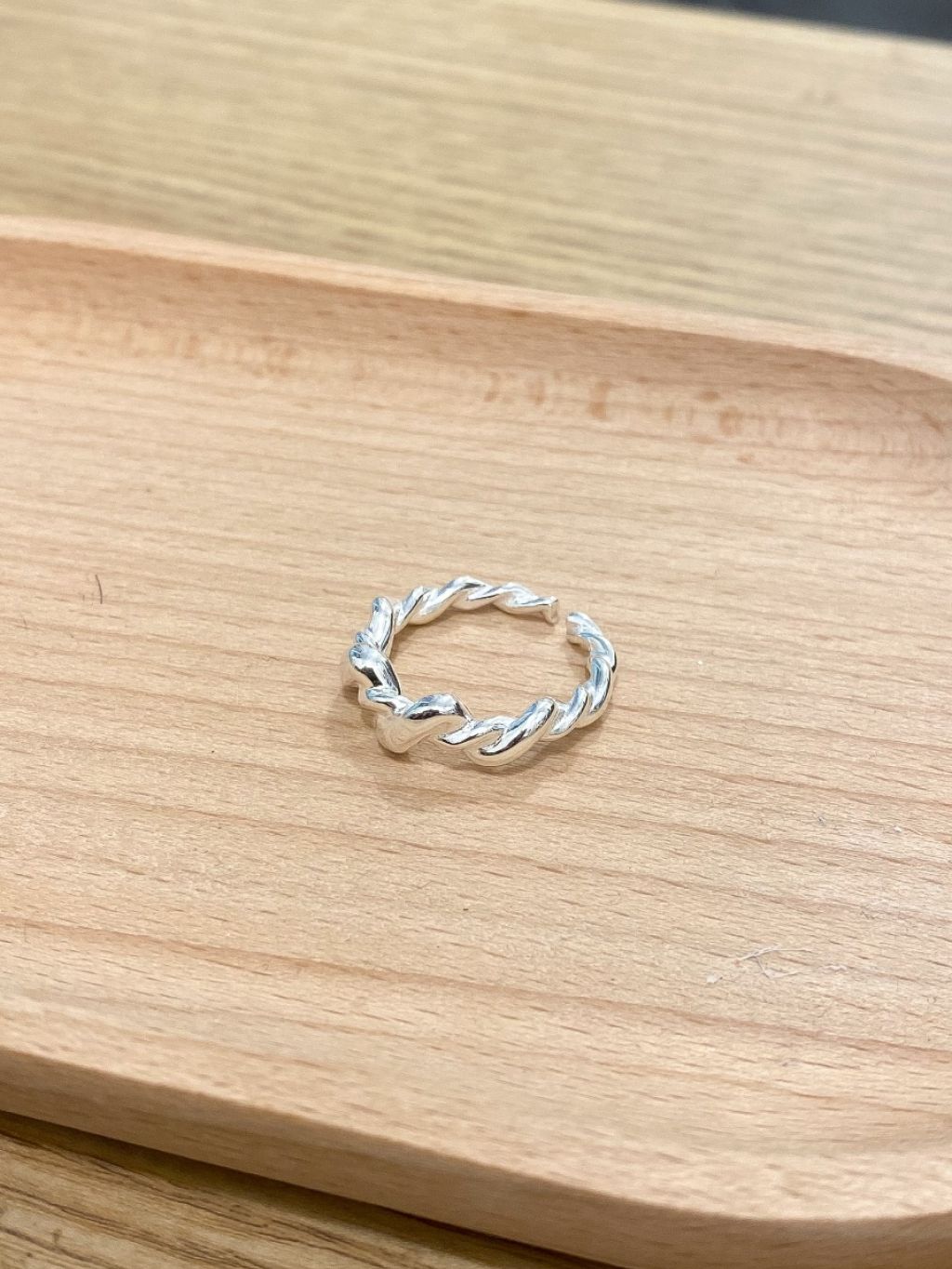 R1436 Large Twisted Ring