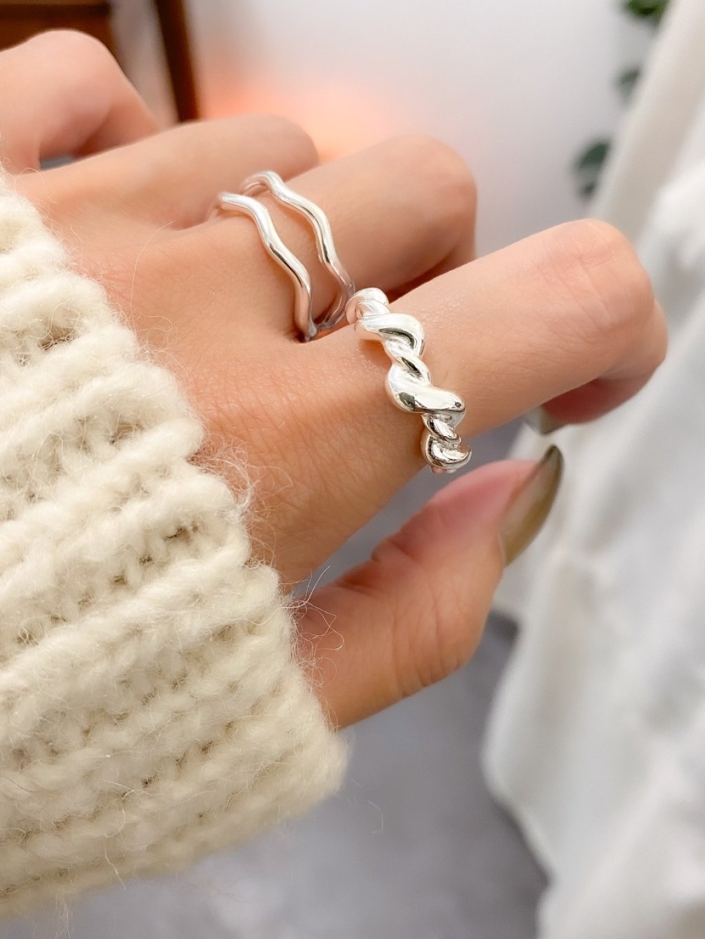 R1436 Large Twisted Ring