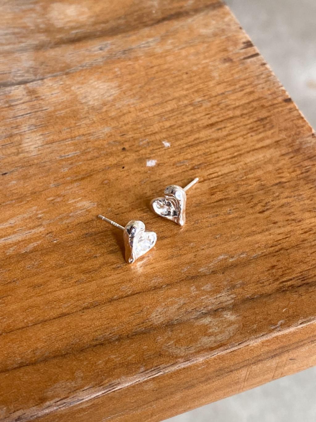 E1354 Irregular Heart Earrings