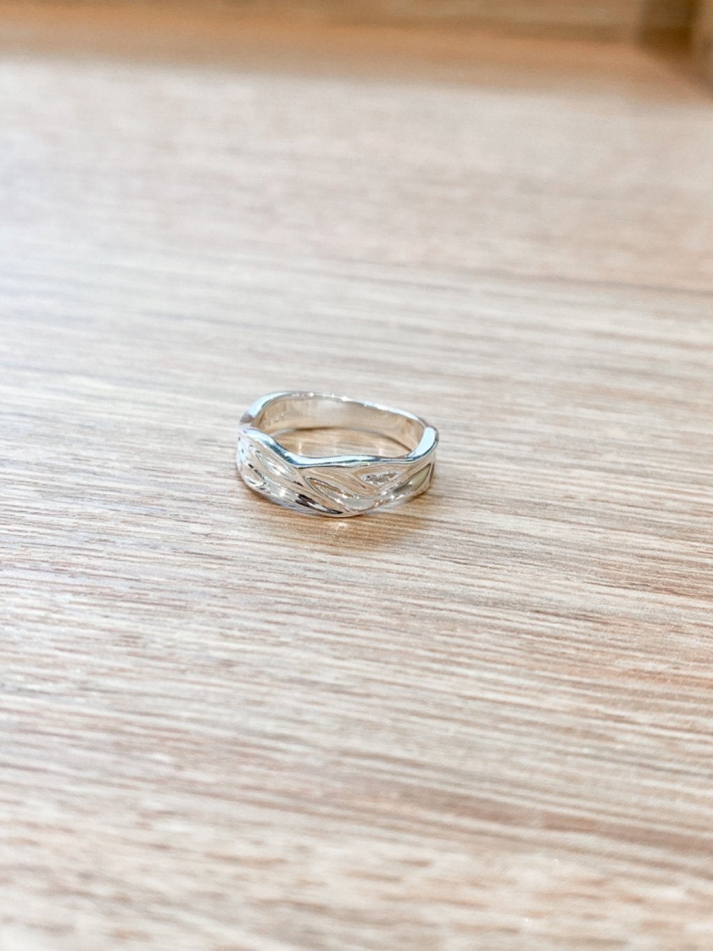 R1574 Irregular Grooved Ring