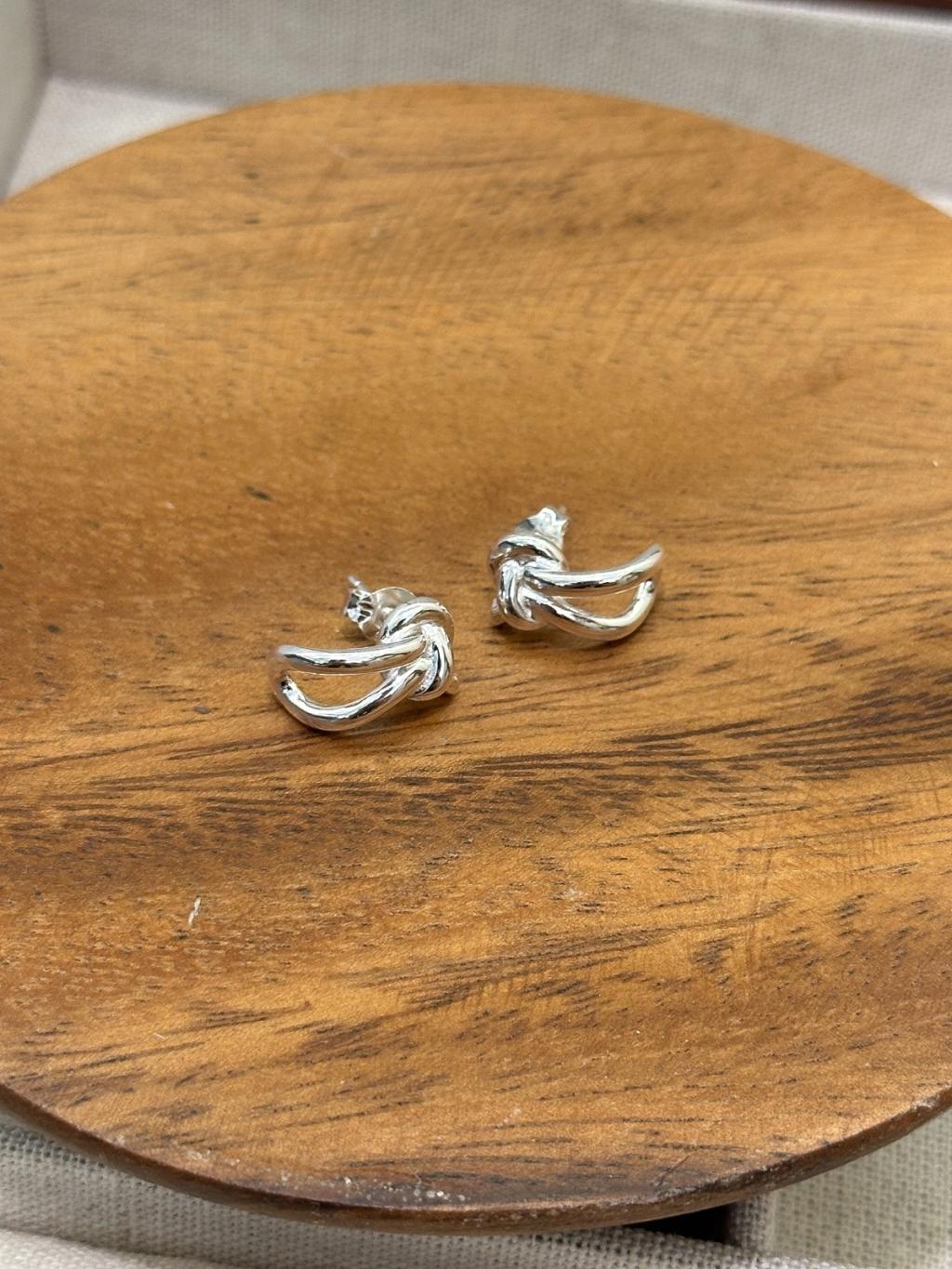 E1410 Knotted Hoop Earrings