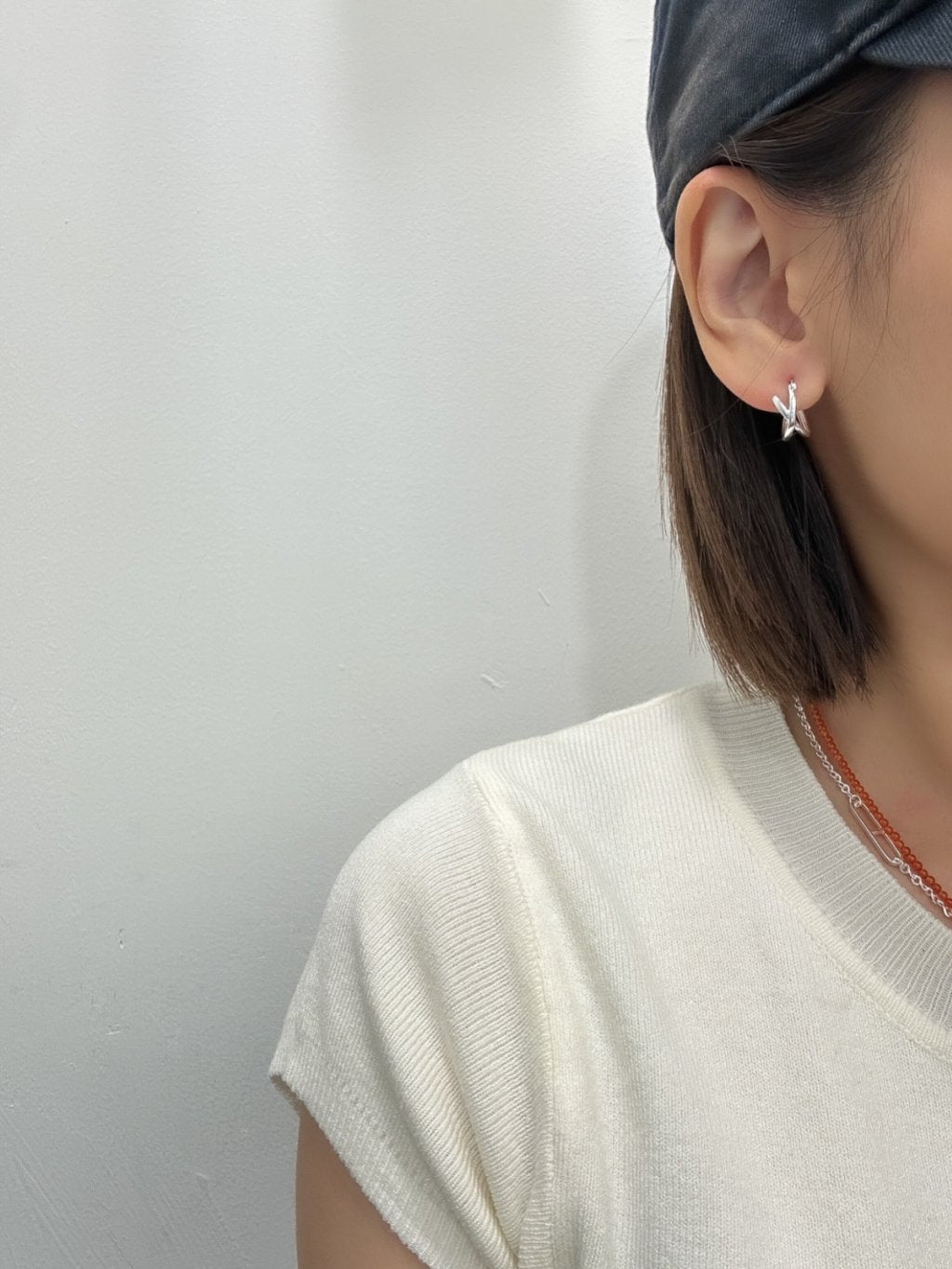 E1411 Crisscross Hoop Earrings