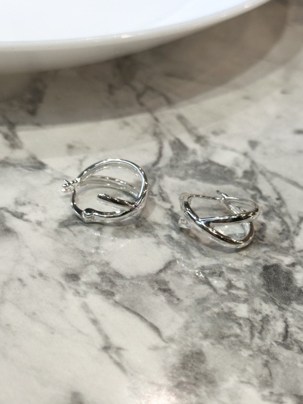 E1411 Crisscross Hoop Earrings
