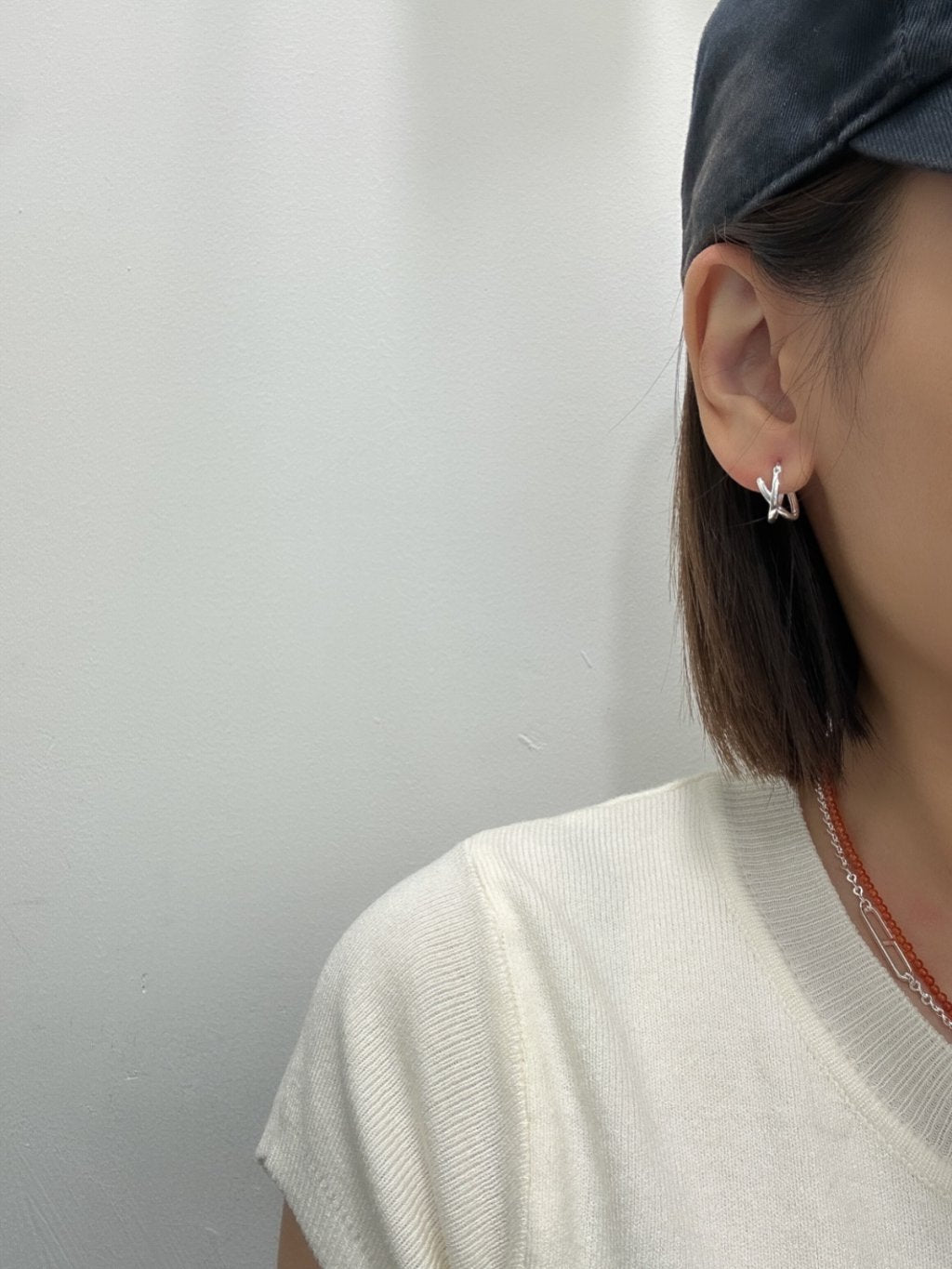 E1411 Crisscross Hoop Earrings