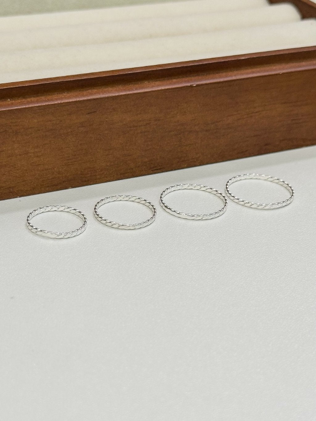 R1670 Flat Extra Thin Ring