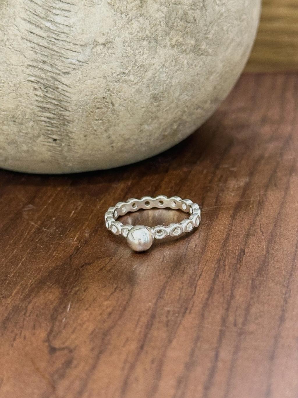 R1673 Beaded Hollow Ring