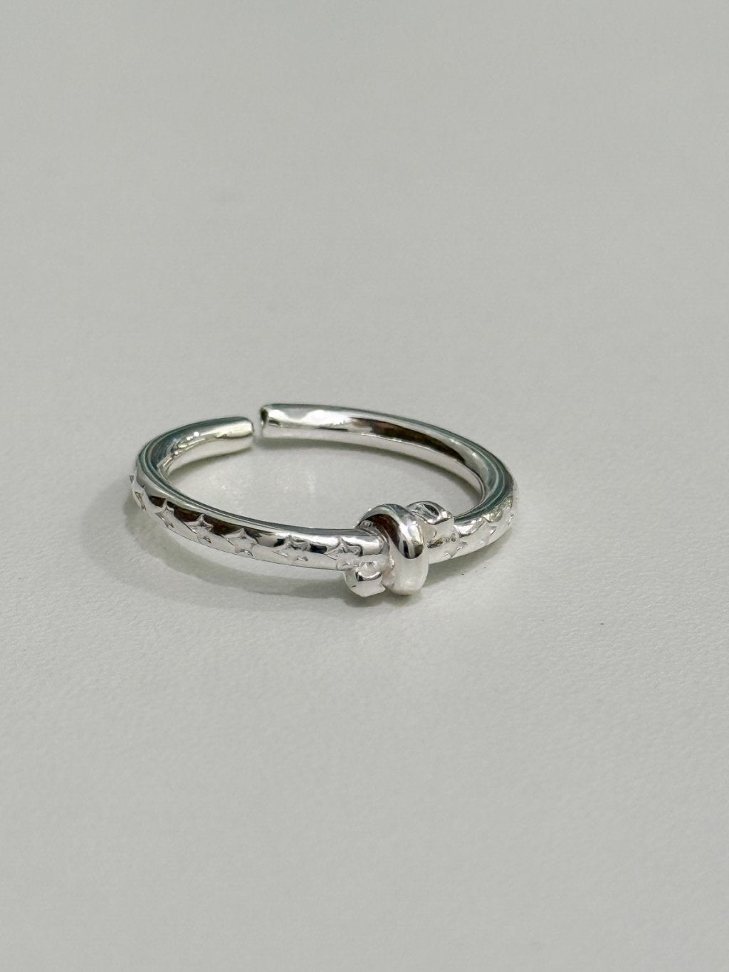 R1700 Knotted Star Pattern Ring