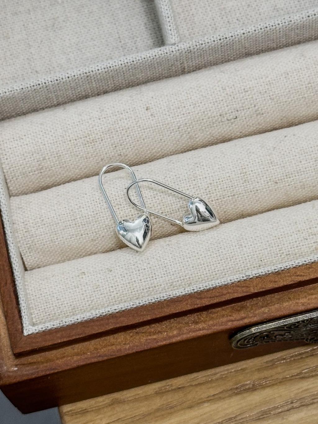 E1439 Heart-to-Heart Pin Earrings