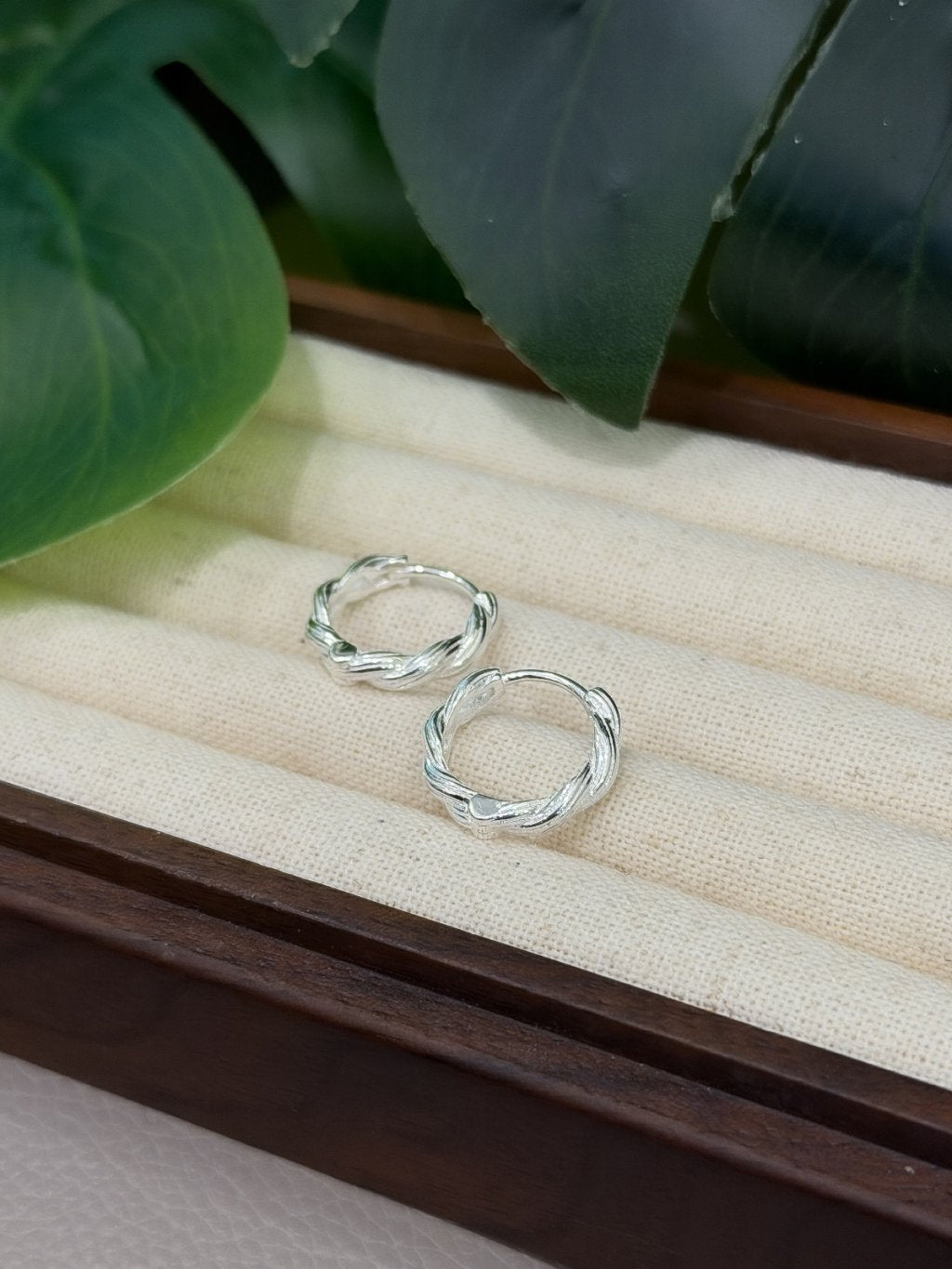 E1472 Twisted Stripe Hoop Earrings