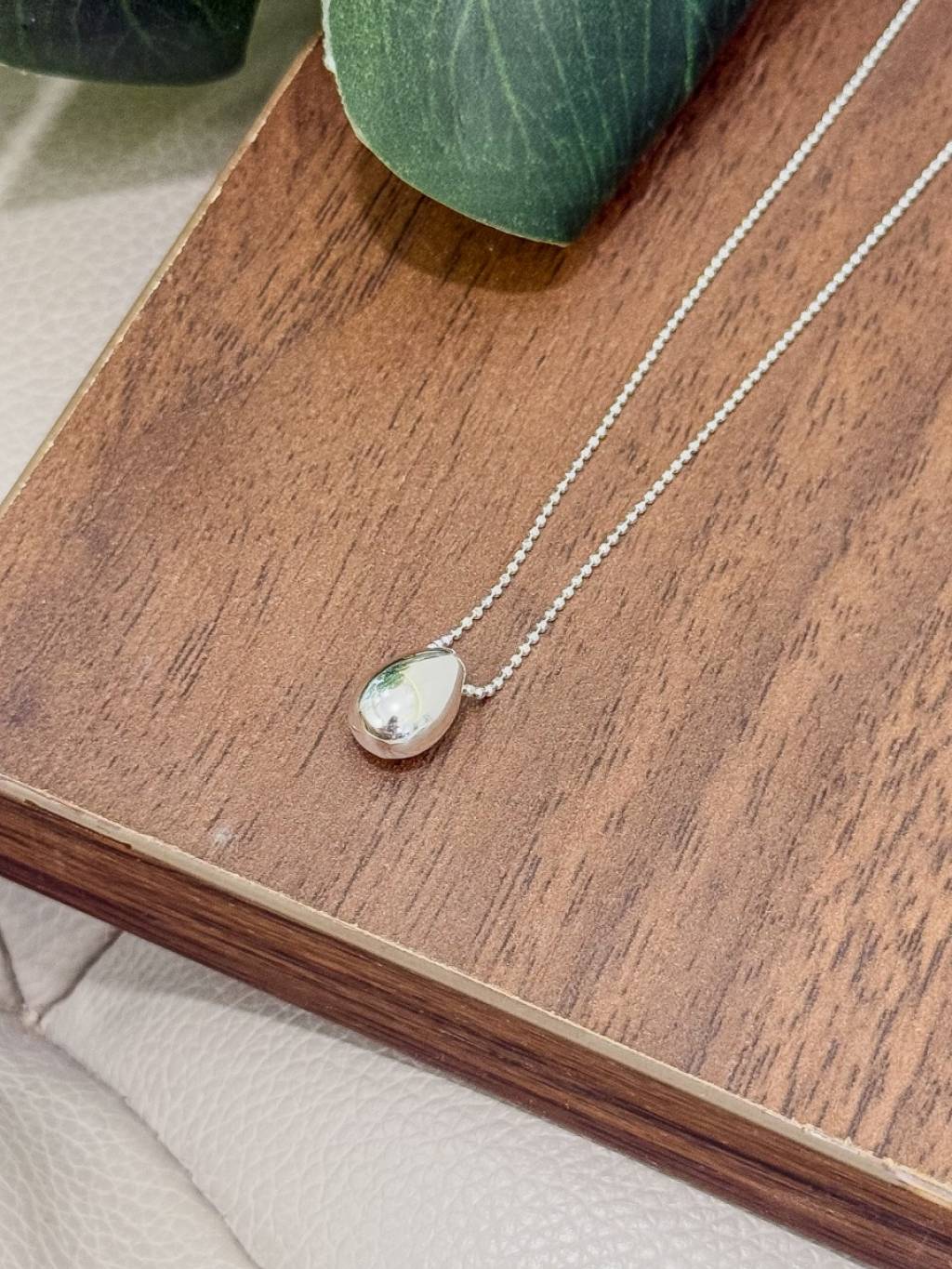N1345 Small Oval-shaped Pendant Necklace