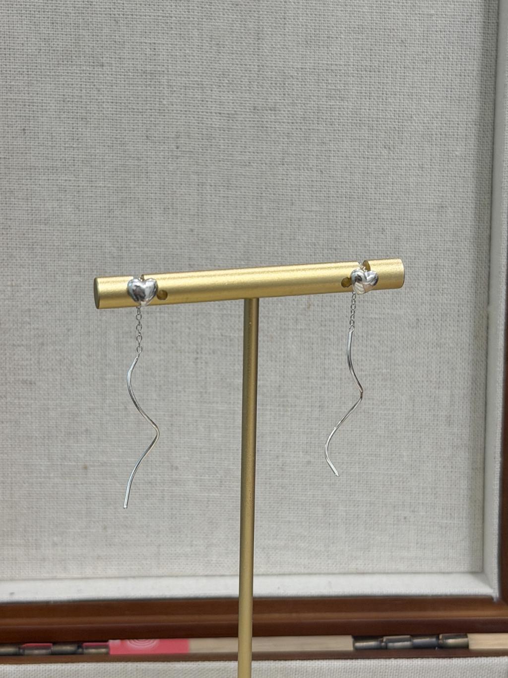 E1478 心心波浪线条耳环