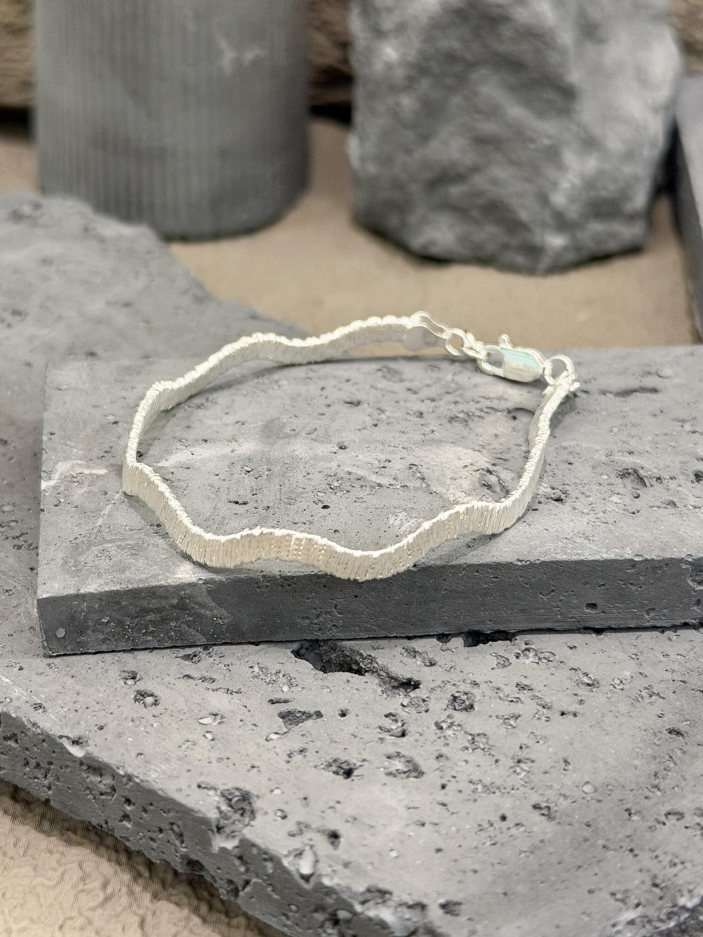 B1558 Wave Wire Bracelet