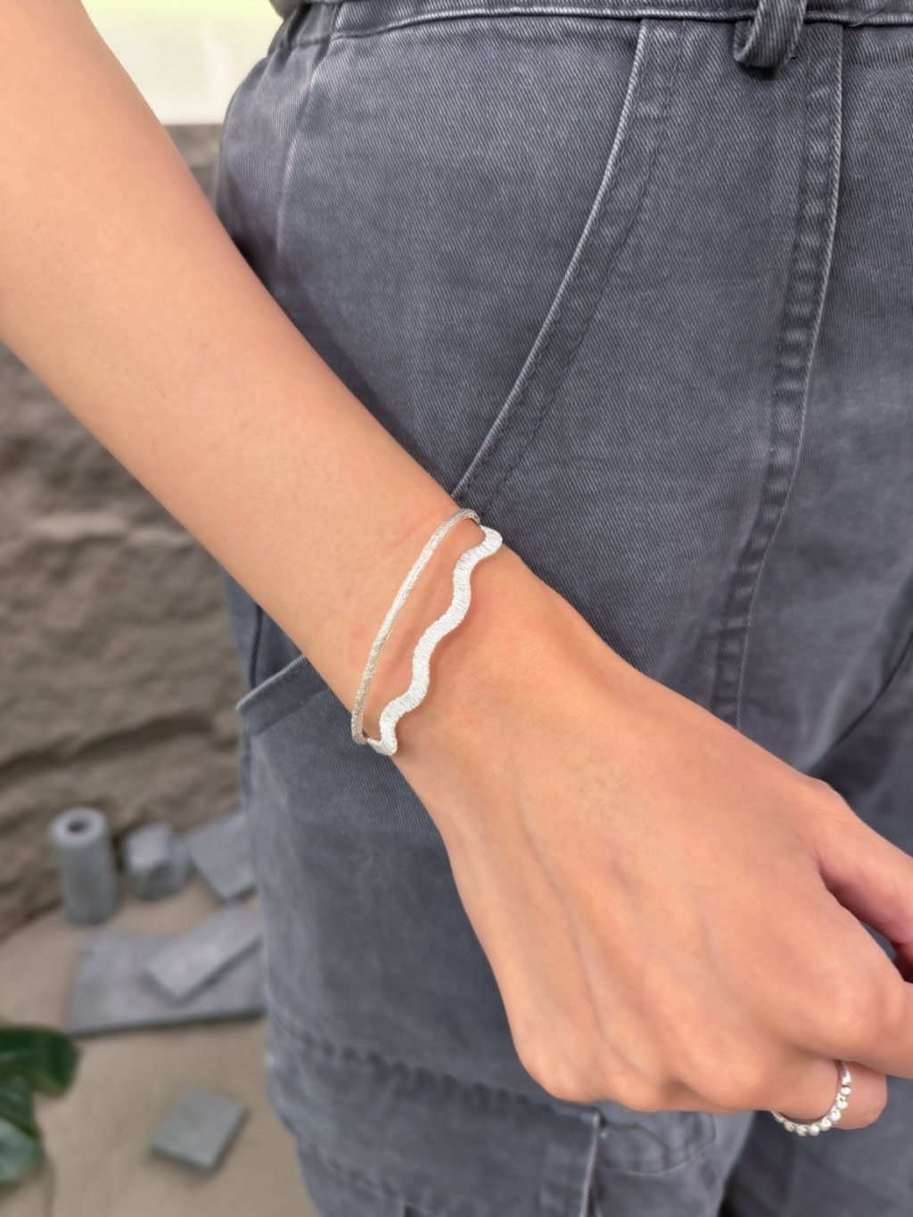 B1558 Wave Wire Bracelet