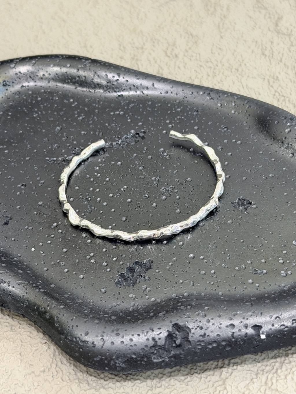 B1565 Rock Wave Bangle