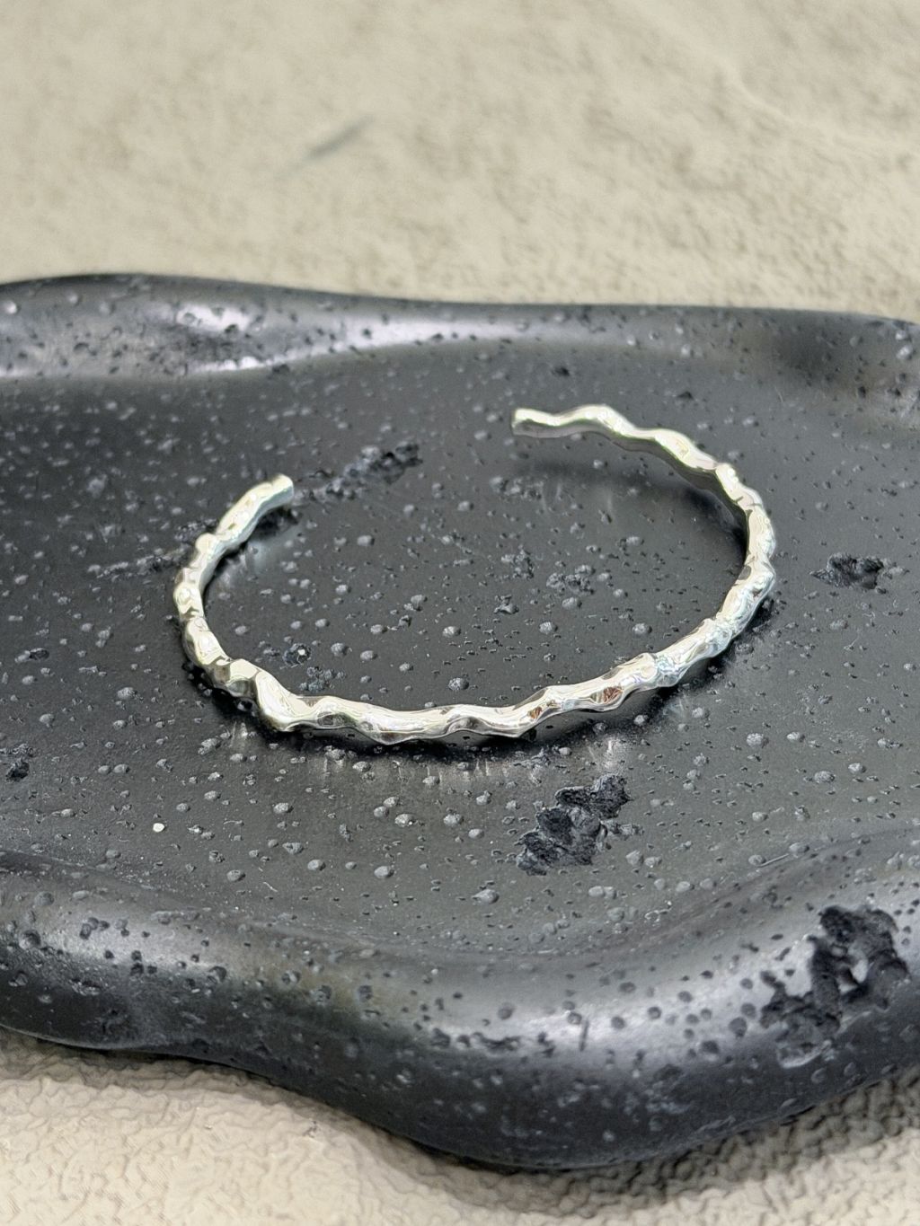 B1565 Rock Wave Bangle