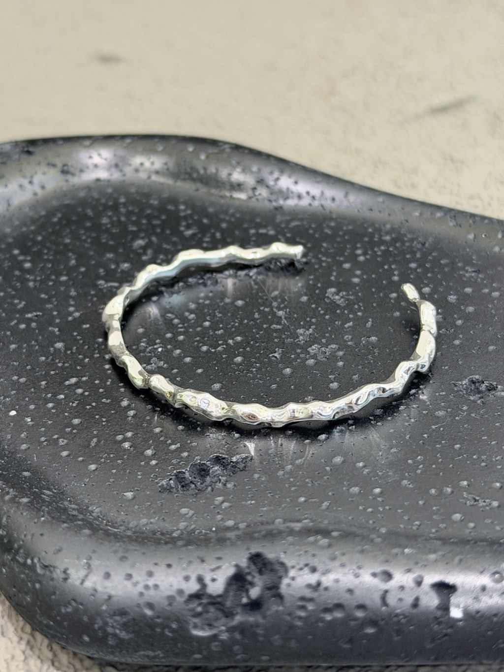 B1565 Rock Wave Bangle