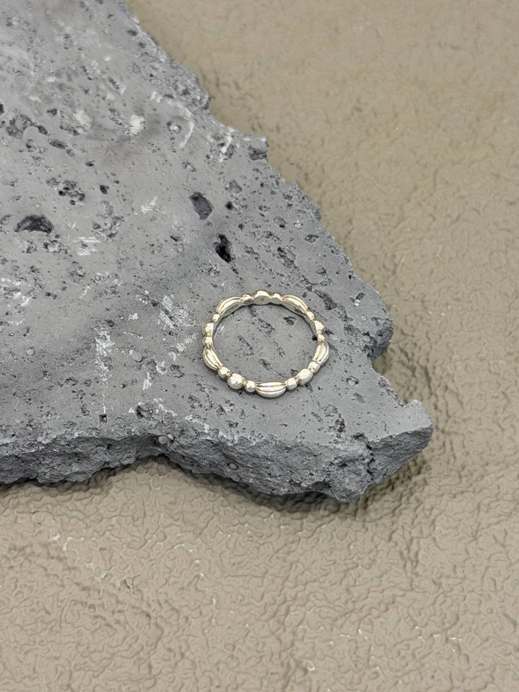 R1772 Vintage Cashew Dot Ring