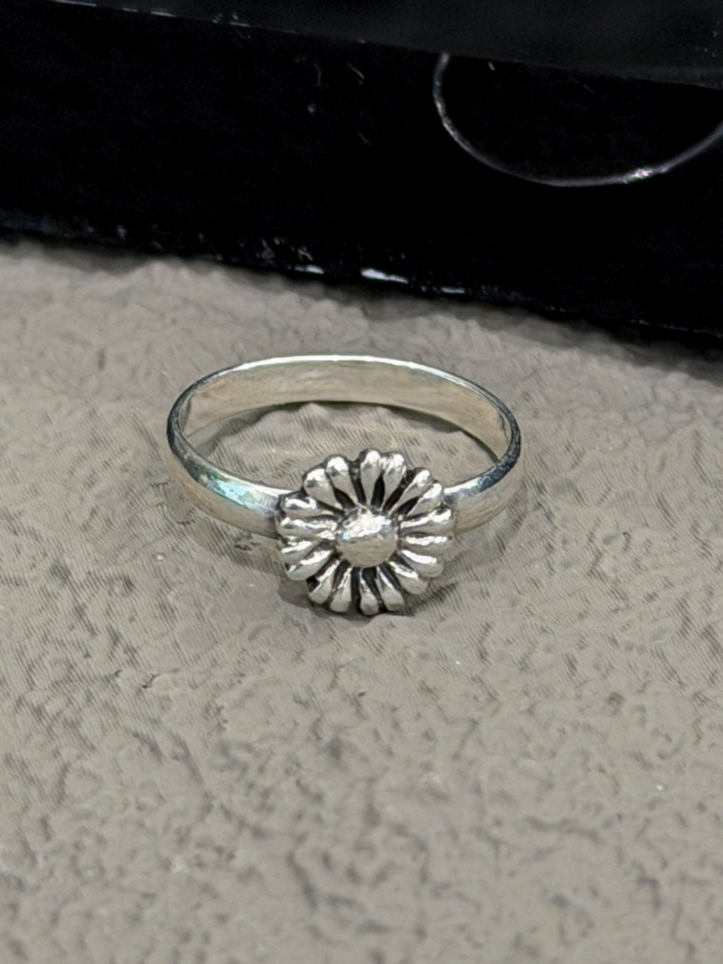 R1774 Vintage-Style 3D Chrysanthemum Ring