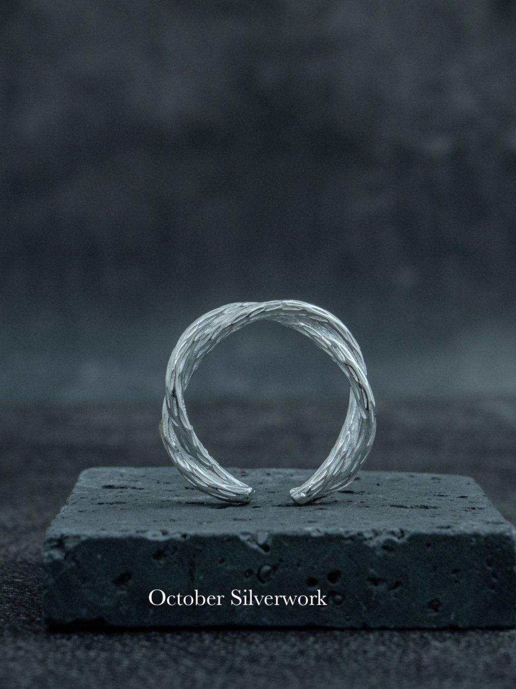 R1791 Minimalist Cross Ring